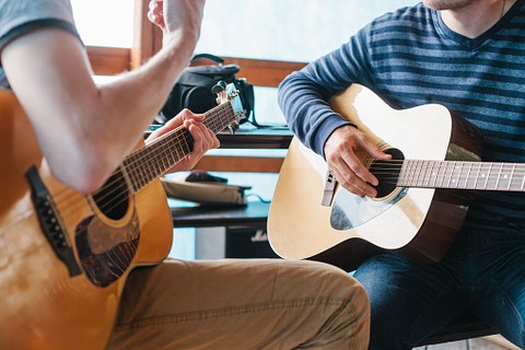 Cara Cepat Main Gitar tanpa Guru Lengkap dengan Tips Jitunya