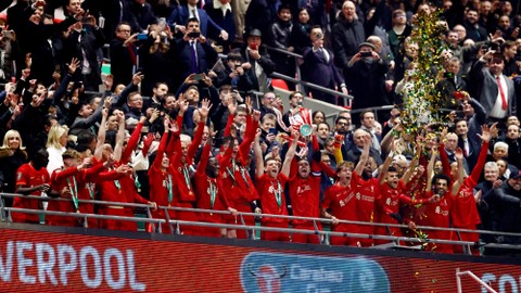Fan Cilik Ikut Prosesi Angkat Trofi Piala Liga Inggris Liverpool