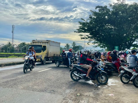 Demi Minyak Goreng, Antrean Warga di Bandar Lampung hingga ke Tengah Jalan