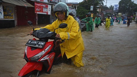 Foto: Sungai Cibanten Meluap, Kota Serang Banjir