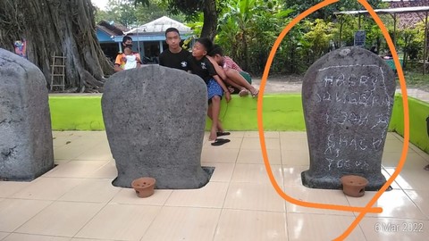 Batu Prasasti di Sendang Kamal, Magetan, Dicoret-coret