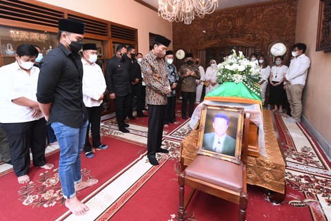 Foto: Jokowi Antar Jenazah Paman ke Pemakaman