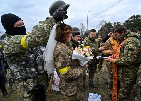Foto : Tentara Ukraina Menikah di Tengah Perang Melawan Invasi Rusia