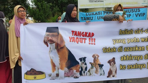 Massa di Medan Demo di Polda Sumut, Bawa Poster Gus Yaqut Bertubuh Anjing