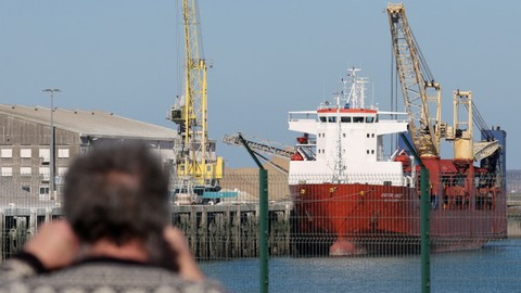 Foto: Kapal Kargo Rusia Dicegat Pasukan Prancis, Sanksi Akibat Invasi ke Ukraina