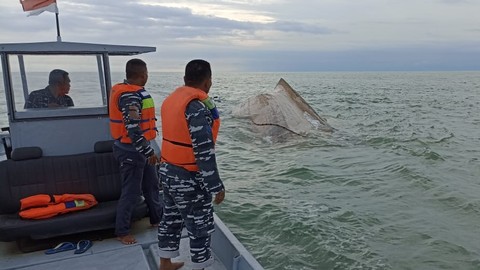 TNI AL Evakuasi Nelayan KM Sumber Kharisma yang Kapalnya Tenggelam di Aceh