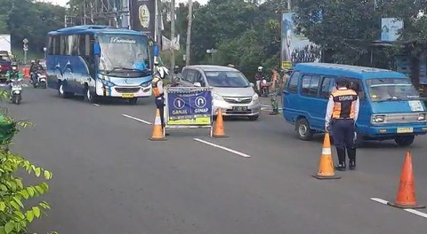 Polisi Berlakukan One Way Arah ke Puncak Imbas Macet Panjang di Exit Tol Ciawi