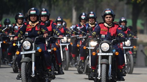 Foto: Pasukan Keamanan India Rayakan International Women’s Day dengan Naik Motor