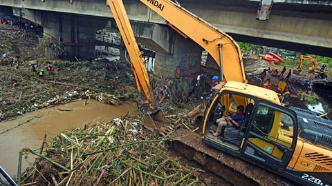 Foto: Dinas Lingkungan Hidup Banten Keruk Sampah di Sungai Cibanten