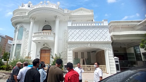 Polisi Sita Aset Rumah Mewah Indra Kenz dan Orang Tuanya di Medan