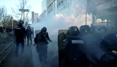 Bubarkan Konvoi Kendaraan yang Blokir Jalan, Polisi Paris Tembakkan Gas Air Mata