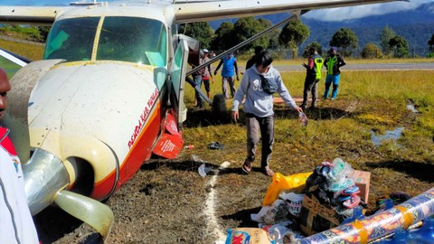 Pesawat SAS Berpenumpang 6 Orang Tergelincir di Bilorai Intan Jaya Papua
