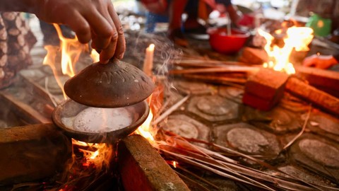 Foto: Melihat Teut Apam, Pembuatan Makanan Tradisional Khas Aceh