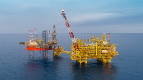Harga Minyak Mentah Cetak Rekor Tertinggi Usai AS Serang Iran