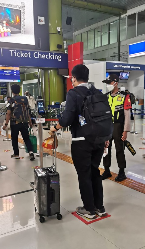 Viral Penumpang Masak Mi Instan Pakai Kompor Listrik di Kereta, Ini Respons KAI