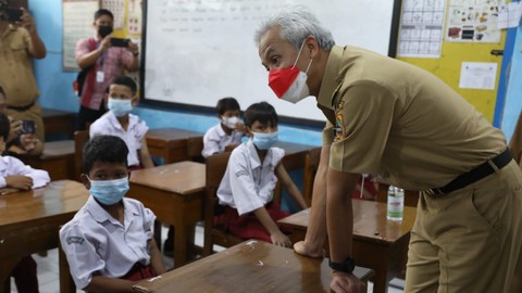 Ganjar Tinjau Vaksinasi Anak di Rembang: Ingat, COVID-19 Belum Selesai