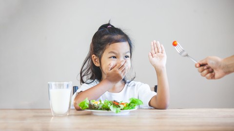 Tips Atasi Anak yang Susah Makan Sayur