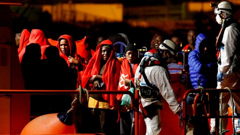 Foto: Lebih Dari 100 Imigran Diselamatkan dari Laut Tiba di Gran Canaria