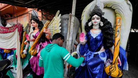 Foto: Penjualan Patung Dewi Jelang Festival Sarasswati Puja di India