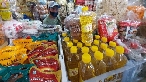 Pasokan Terbatas, Minyak Goreng di Pasar Legi Solo Langka