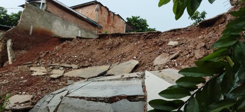 Teras dan Dinding Pagar Rumah Rusak Akibat Tanah Longsor di Bandar Lampung