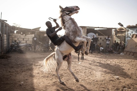 Foto: Melihat Joki ‘Koboi’ Burkina Faso Beraksi
