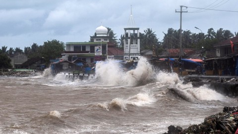 Foto: Gelombang Tinggi di Selat Sunda Akibat Erupsi Gunung Anak Krakatau