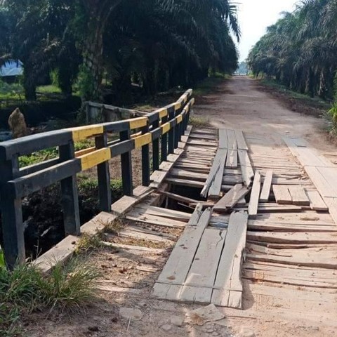 Warga Pangkalan Bungur Berharap Jembatan Jebol Mendapat Perbaikan