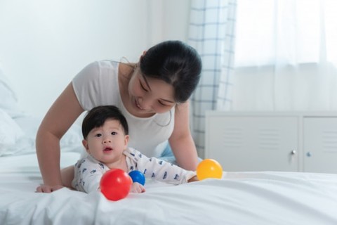 Mainan Anak Usia 6 Bulan untuk Stimulasi Perkembangannya