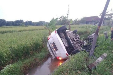 Mobil Yaris di Ciamis Terguling dan Terjun ke Parit Sawah, Korban Selamat