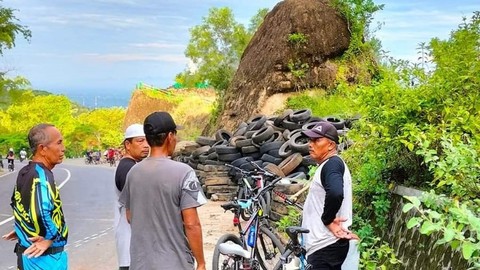 Komunitas Trail Pasang Ban Mobil Bekas di Lokasi Kecelakaan Bus Tabrak Tebing