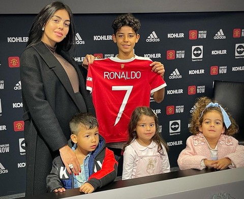 Ini Kata Georgina Rodriguez Usai Anak Cristiano Ronaldo Teken Kontrak di MU