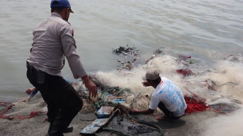 Kapal Nelayan di Pemalang Terbelah Akibat Tabrak Batu Pemecah Gelombang
