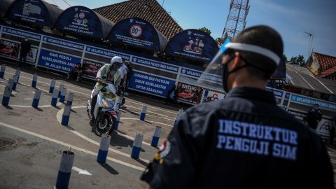Pemohon mengikuti tes pembuatan Surat Izin Mengemudi (SIM) di Polrestabes Bandung, Jawa Barat, Jumat (5/6). Foto: ANTARA FOTO/Raisan Al Farisi