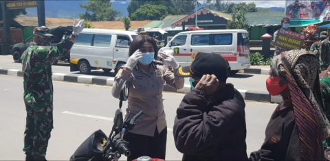Kesadaran Warga di Wamena Minim Gunakan Masker (1)