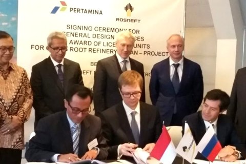 Penandatangan kerja sama pembangunan kilang Tuban, antara PT Pertamina (Persero) dan perusahaan migas Rusia, Rosneft. Foto: Kemenlu RI