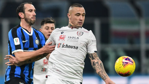 Radja Nainggolan saat masih membela Cagliari. Foto: AFP/MIGUEL MEDINA