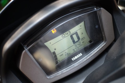 Lampu indikator sistem rem ABS pada Yamaha NMax 155 Connected 2020. Foto: Bangkit Jaya Putra/kumparan
