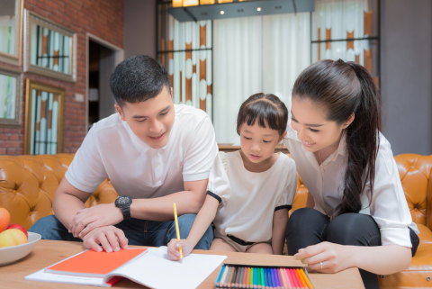 com-Ilustrasi orang tua sedang membantu anak mengerjakan tugas sekolah anaknya Foto: Shutterstock