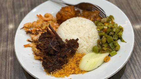 Menu udang empal komplet di Depot Sambal Bu Rudy Foto: Toshiko/ kumparan
