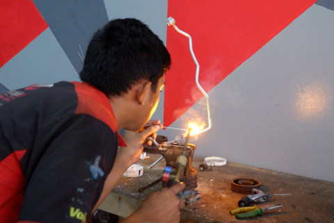 Selang AC mobil yang sedang dilas Foto: Aditya Pratama Niagara/kumparan