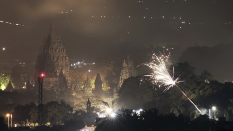 Suasana malam pergantian tahun baru di kompleks Taman Wisata Candi Prambanan tampak dari atas bukit Sambirejo, Prambanan, Sleman, DI Yogyakarta, Selasa (31/12). Foto: ANTARA FOTO/Hendra Nurdiyansyah
