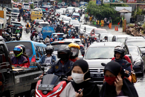 Kemacetan di Jalan Raya Puncak, Cisarua, Kabupaten Bogor, Jawa Barat, Sabtu (30/5). Foto: ANTARA FOTO/Yulius Satria Wijaya