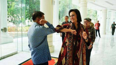 Salam corona Jusuf Kalla dan Sri Mulyani saat bertemu di Kantor Wapres, Jakarta. Foto: Dok. Jeri Wong