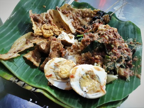 Nasi Pecel Mbok Sador Foto: Azalia Amadea/Kumparan