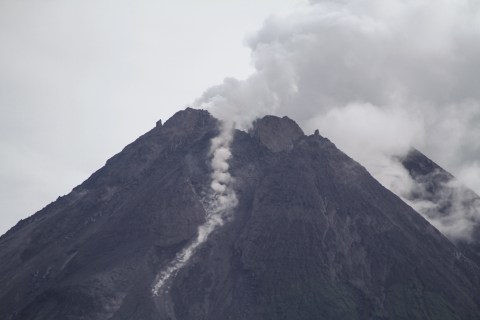 Gunung Merapi Keluarkan Awan Panas Guguran Sejauh 1,7 Km ke Barat Daya