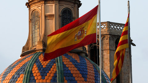 Bendera Spanyol dan Catalunya di gedung pemerintah Foto: REUTERS/Juan Medina