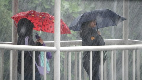 Cuaca Hari Ini: Waspada Hujan Disertai Angin Kencang di Jaksel dan Jaktim