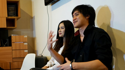 Musisi Kevin Aprilio bersama istrinya Vicy Melanie saat konferensi pers usai pernikahannya di kawasan Lebak Bulus, Jakarta, Rabu, (28/10). Foto: Ronny