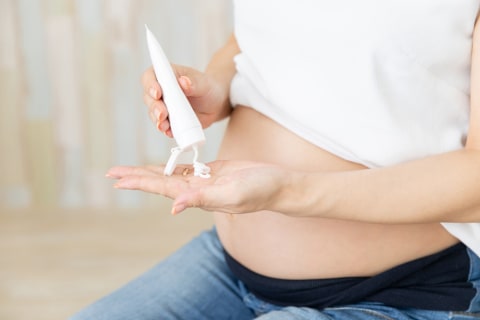 Ilustrasi Ibu Menggunakan Krim Perawatan Foto: Shutterstock